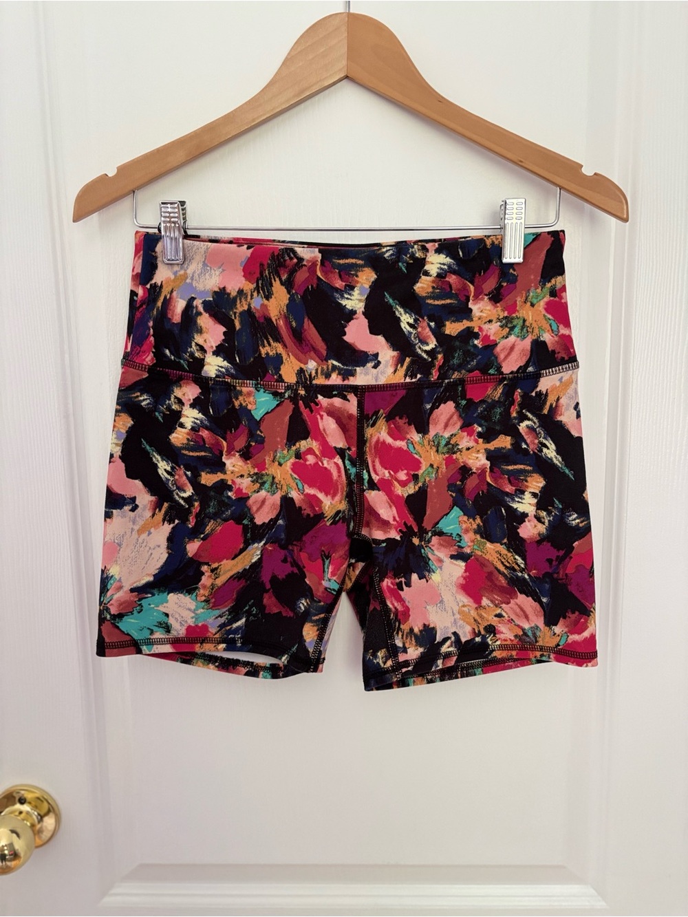 Reebok Floral Biker Shorts Women’s Medium Pink Multicolor Activewear #85
